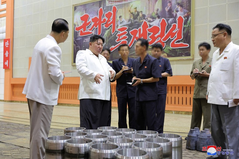 Pemimpin Korea Utara Kim Jong Un mengunjungi pabrik-pabrik militer utama termasuk tempat produksi rudal kendali pada pekan lalu. (via REUTERS/KCNA) Pemimpin Korea Utara Kim Jong Un mengunjungi pabrik-pabrik militer utama termasuk tempat produksi rudal kendali pada pekan lalu. (via REUTERS/KCNA)