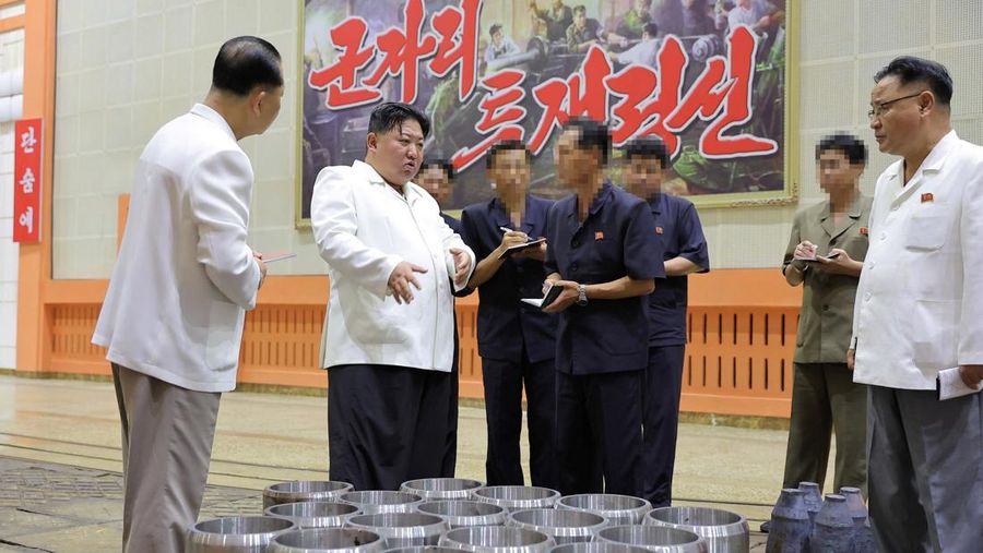 Pemimpin Korea Utara Kim Jong Un mengunjungi pabrik-pabrik militer utama termasuk tempat produksi rudal kendali pada pekan lalu. (via REUTERS/KCNA)