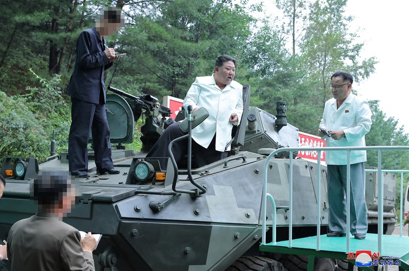 Pemimpin Korea Utara Kim Jong Un mengunjungi pabrik-pabrik militer utama termasuk tempat produksi rudal kendali pada pekan lalu. (via REUTERS/KCNA) Pemimpin Korea Utara Kim Jong Un mengunjungi pabrik-pabrik militer utama termasuk tempat produksi rudal kendali pada pekan lalu. (via REUTERS/KCNA)