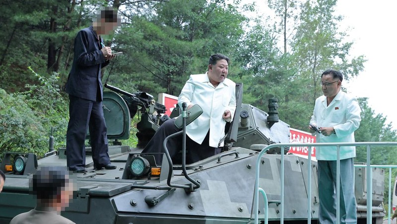Pemimpin Korea Utara Kim Jong Un mengunjungi pabrik-pabrik militer utama termasuk tempat produksi rudal kendali pada pekan lalu. (via REUTERS/KCNA)
