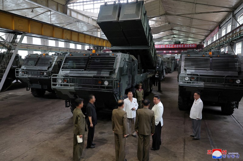 Pemimpin Korea Utara Kim Jong Un mengunjungi pabrik-pabrik militer utama termasuk tempat produksi rudal kendali pada pekan lalu. (via REUTERS/KCNA) Pemimpin Korea Utara Kim Jong Un mengunjungi pabrik-pabrik militer utama termasuk tempat produksi rudal kendali pada pekan lalu. (via REUTERS/KCNA)
