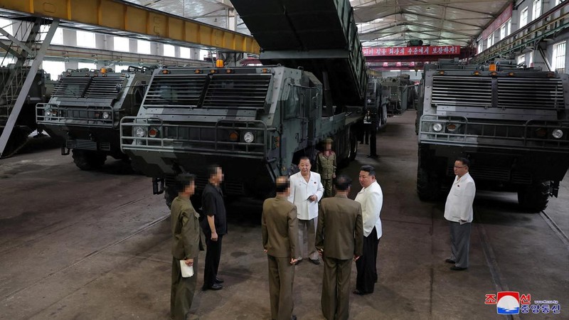 Pemimpin Korea Utara Kim Jong Un mengunjungi pabrik-pabrik militer utama termasuk tempat produksi rudal kendali pada pekan lalu. (via REUTERS/KCNA)