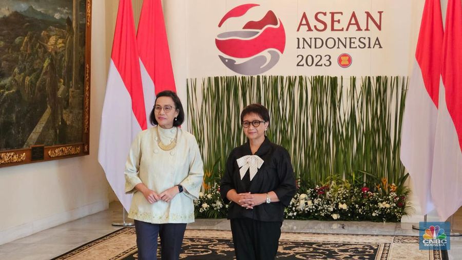 Penandatanganan nota kesepahaman (MoU) kerja sama bidang keuangan negara dan hubungan luar negeri antara Kementerian Luar Negeri (Kemlu) dan Kementerian Keuangan (Kemenkeu) pada Senin (14/8/2023). (CNBC Indonesia/Thea Fathanah Arbar)