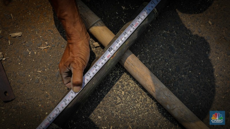 Pengrajin menyelesaikan pembuatan batang pinang untuk perlombaan HUT RI, Manggarai, Jakarta, Senin (14/8/2023). (CNBC Indonesia/Faisal Rahman) Pengrajin menyelesaikan pembuatan batang pinang untuk perlombaan HUT RI, Manggarai, Jakarta, Senin (14/8/2023). (CNBC Indonesia/Faisal Rahman)