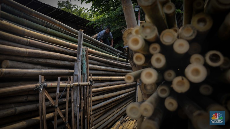 Pengrajin menyelesaikan pembuatan batang pinang untuk perlombaan HUT RI, Manggarai, Jakarta, Senin (14/8/2023). (CNBC Indonesia/Faisal Rahman) Pengrajin menyelesaikan pembuatan batang pinang untuk perlombaan HUT RI, Manggarai, Jakarta, Senin (14/8/2023). (CNBC Indonesia/Faisal Rahman)