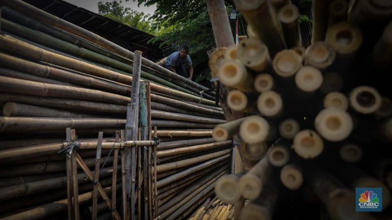 Pengrajin menyelesaikan pembuatan batang pinang untuk perlombaan HUT RI, Manggarai, Jakarta, Senin (14/8/2023). (CNBC Indonesia/Faisal Rahman)