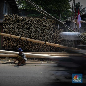 Intip Pembuatan Batang Panjat Pinang Seharga Rp 1,2 Juta