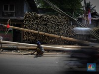 Intip Pembuatan Batang Panjat Pinang Seharga Rp 1,2 Juta