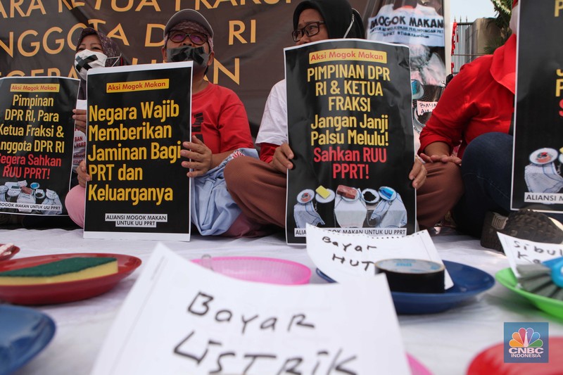 Sejumlah aktivis dari aliansi pekerja rumah tangga (PRT) menggelar aksi mogok makan di depan gedung DPR/MPR RI, Jakarta Pusat, Senin (14/8/2023). (CNBC Indonesia/Muhammad Sabki)
