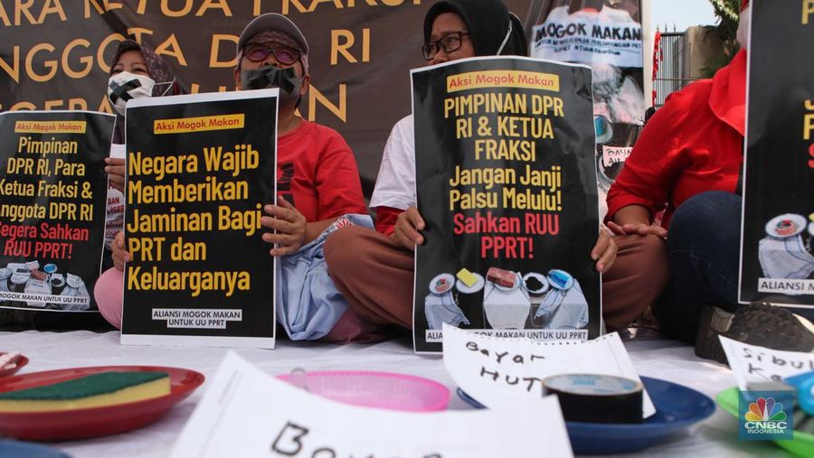 Sejumlah aktivis dari aliansi pekerja rumah tangga (PRT) menggelar aksi mogok makan di depan gedung DPR/MPR RI, Jakarta Pusat, Senin (14/8/2023). (CNBC Indonesia/Muhammad Sabki)
