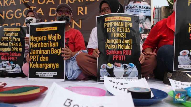 Sejumlah aktivis dari aliansi pekerja rumah tangga (PRT) menggelar aksi mogok makan di depan gedung DPR/MPR RI, Jakarta Pusat, Senin (14/8/2023). (CNBC Indonesia/Muhammad Sabki)