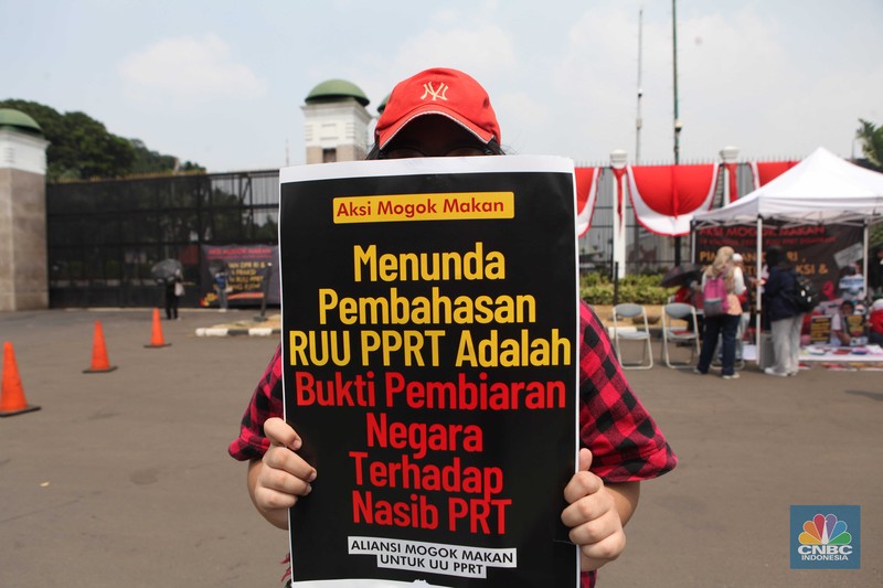 Sejumlah aktivis dari aliansi pekerja rumah tangga (PRT) menggelar aksi mogok makan di depan gedung DPR/MPR RI, Jakarta Pusat, Senin (14/8/2023). (CNBC Indonesia/Muhammad Sabki)
