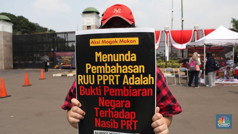 Sejumlah aktivis dari aliansi pekerja rumah tangga (PRT) menggelar aksi mogok makan di depan gedung DPR/MPR RI, Jakarta Pusat, Senin (14/8/2023). (CNBC Indonesia/Muhammad Sabki)