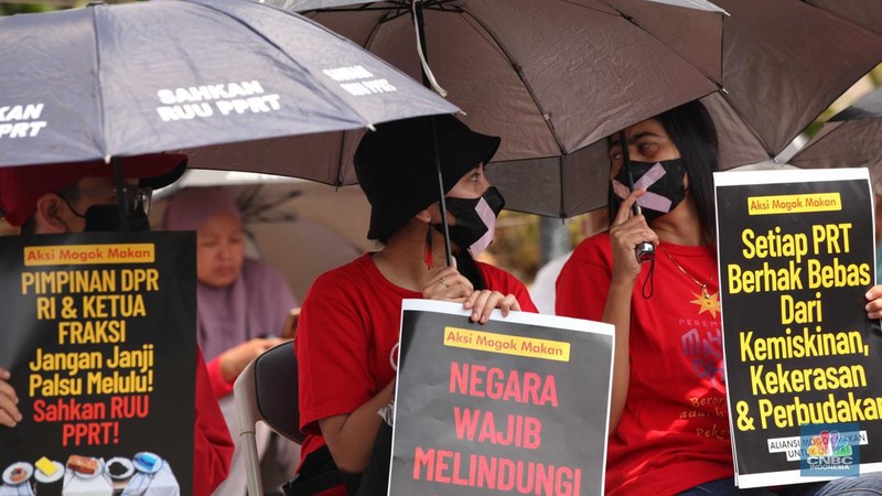 Sejumlah aktivis dari aliansi pekerja rumah tangga (PRT) menggelar aksi mogok makan di depan gedung DPR/MPR RI, Jakarta Pusat, Senin (14/8/2023). (CNBC Indonesia/Muhammad Sabki)