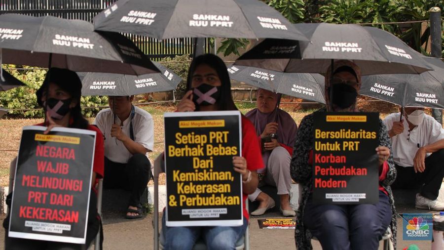 Sejumlah aktivis dari aliansi pekerja rumah tangga (PRT) menggelar aksi mogok makan di depan gedung DPR/MPR RI, Jakarta Pusat, Senin (14/8/2023). (CNBC Indonesia/Muhammad Sabki)