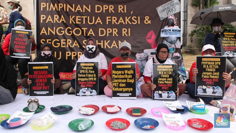 Sejumlah aktivis dari aliansi pekerja rumah tangga (PRT) menggelar aksi mogok makan di depan gedung DPR/MPR RI, Jakarta Pusat, Senin (14/8/2023). (CNBC Indonesia/Muhammad Sabki)