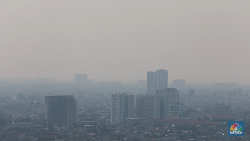 Sejumlah karyawan melihat gedung bertingkat yang tertutup oleh kabut polusi di Jakarta, Senin, (14/8). Sejumlah karyawan melihat gedung bertingkat yang tertutup oleh kabut polusi di Jakarta, Senin, (14/8). (CNBC Indonesia/Muhammad Sabki)