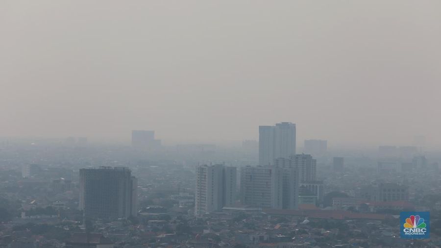 Sejumlah karyawan melihat gedung bertingkat yang tertutup oleh kabut polusi di Jakarta, Senin, (14/8). (վ/Muhammad Sabki)