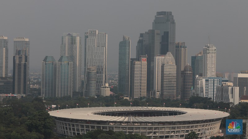 Sejumlah karyawan melihat gedung bertingkat yang tertutup oleh kabut polusi di Jakarta, Senin, (14/8). Sejumlah karyawan melihat gedung bertingkat yang tertutup oleh kabut polusi di Jakarta, Senin, (14/8). (CNBC Indonesia/Muhammad Sabki)
