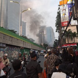Breaking! Halte TransJakarta Tendean Kebakaran