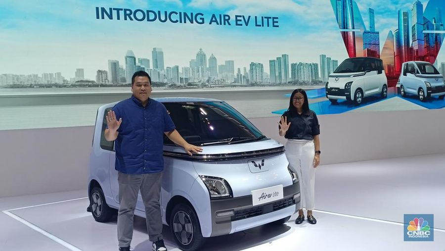 Wuling resmi meluncurkan varian terbaru dari mobil listrik mungilnya, yaitu Wuling Air ev Lite. Harganya jauh lebih murah dari tipe yang ada sekarang, dimana harga tipe Standard Range dibanderol dengan angka Rp 243 juta atau setelah mendapat insentif menjadi Rp 222 juta. (CNBC Indonesia/Ferry Sandi)