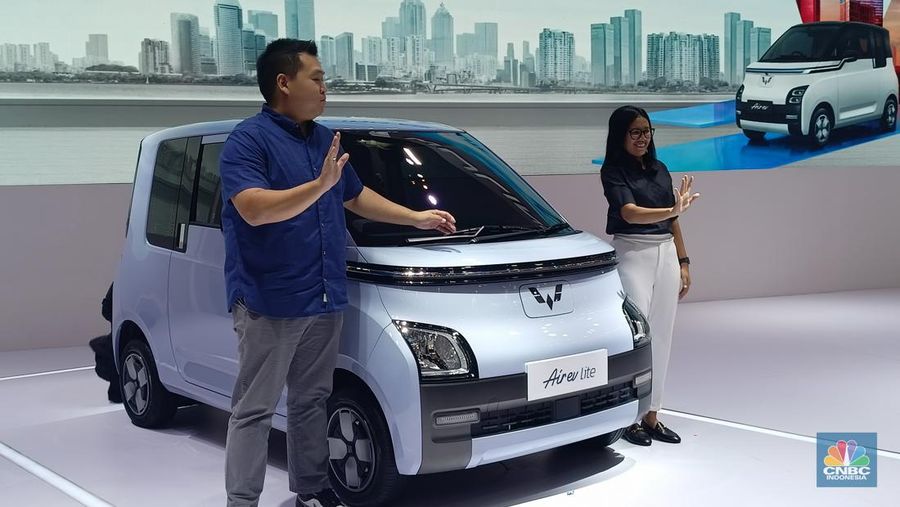 Wuling resmi meluncurkan varian terbaru dari mobil listrik mungilnya, yaitu Wuling Air ev Lite. Harganya jauh lebih murah dari tipe yang ada sekarang, dimana harga tipe Standard Range dibanderol dengan angka Rp 243 juta atau setelah mendapat insentif menjadi Rp 222 juta. (CNBC Indonesia/Ferry Sandi)