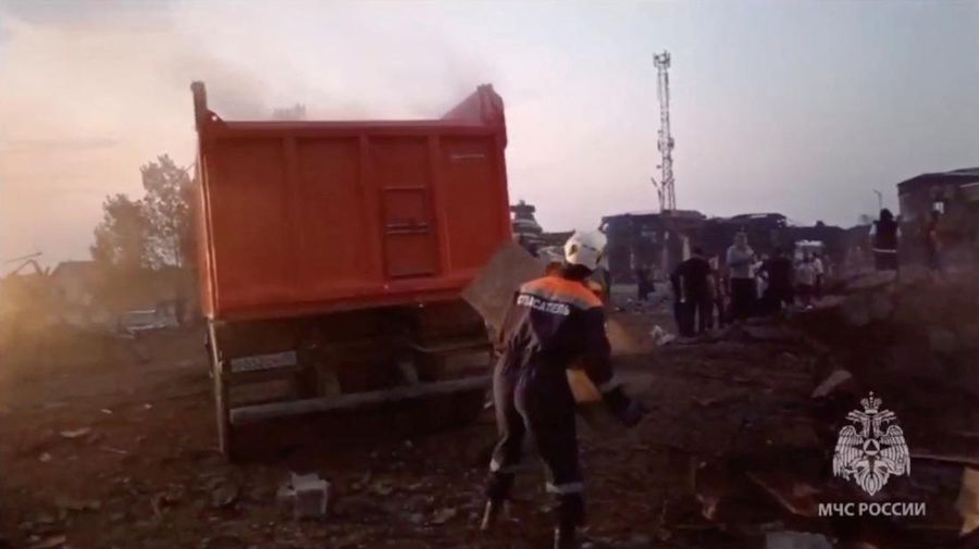 Tim penyelamat bekerja untuk memadamkan api di lokasi kecelakaan menyusul ledakan di sebuah pompa bensin di kota Makhachkala, Rusia, 14 Agustus 2023. (Russian Emergencies Ministry in the Republic of Dagestan/Handout via REUTERS)