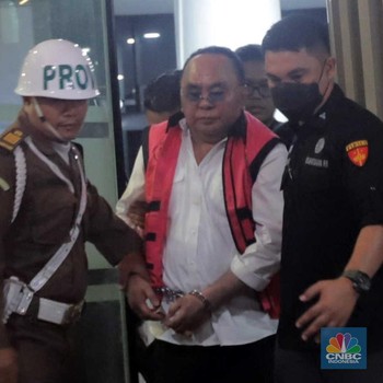 Potret Ismail Thomas Pakai Rompi Pink Ditahan Kejagung