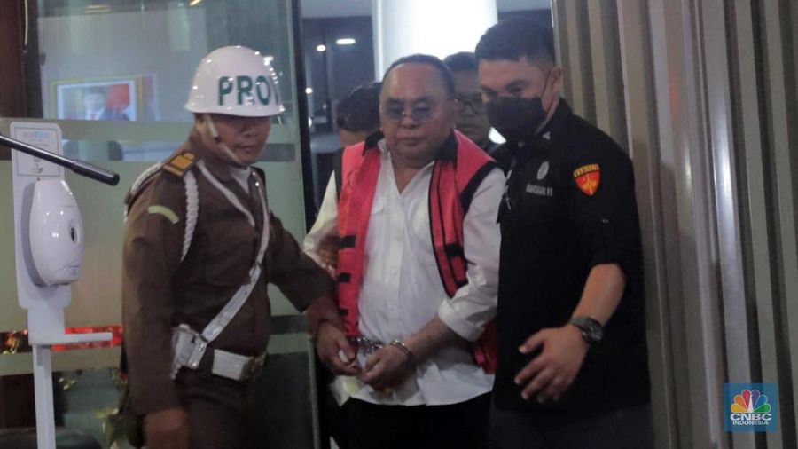 Anggota Komisi I DPR RI dari Fraksi PDIP Ismail Thomas menggunakan rompi pink usai ditetapkan sebagai tersangka kasus dugaan tindak pidana korupsi (Tipikor) pertambangan Sendawar Jaya di Kejagung, Jakarta, Selasa, (15/8). (CNBC Indonesia/Muhammad Sabki)