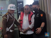 Potret Ismail Thomas Pakai Rompi Pink Ditahan Kejagung