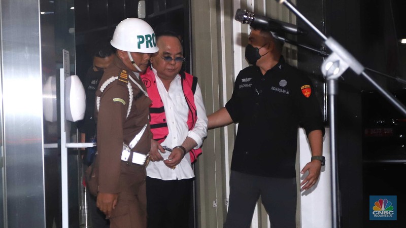 Anggota Komisi I DPR RI dari Fraksi PDIP Ismail Thomas menggunakan rompi pink usai ditetapkan sebagai tersangka kasus dugaan tindak pidana korupsi (Tipikor) pertambangan Sendawar Jaya di Kejagung, Jakarta, Selasa, (15/8). (CNBC Indonesia/Muhammad Sabki)