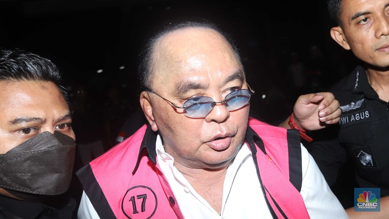Anggota Komisi I DPR RI dari Fraksi PDIP Ismail Thomas menggunakan rompi pink usai ditetapkan sebagai tersangka kasus dugaan tindak pidana korupsi (Tipikor) pertambangan Sendawar Jaya di Kejagung, Jakarta, Selasa, (15/8). (CNBC Indonesia/Muhammad Sabki)