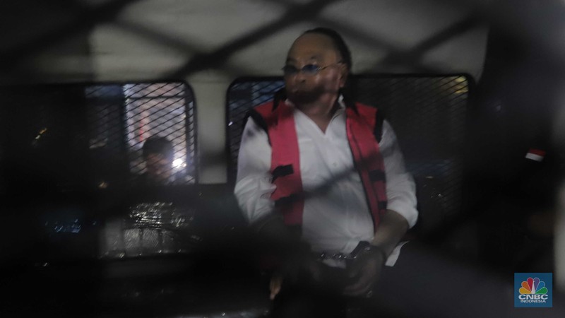 Anggota Komisi I DPR RI dari Fraksi PDIP Ismail Thomas menggunakan rompi pink usai ditetapkan sebagai tersangka kasus dugaan tindak pidana korupsi (Tipikor) pertambangan Sendawar Jaya di Kejagung, Jakarta, Selasa, (15/8). Anggota Komisi I DPR RI dari Fraksi PDIP Ismail Thomas menggunakan rompi pink usai ditetapkan sebagai tersangka kasus dugaan tindak pidana korupsi (Tipikor) pertambangan Sendawar Jaya di Kejagung, Jakarta, Selasa, (15/8). (CNBC Indonesia/Muhammad Sabki)