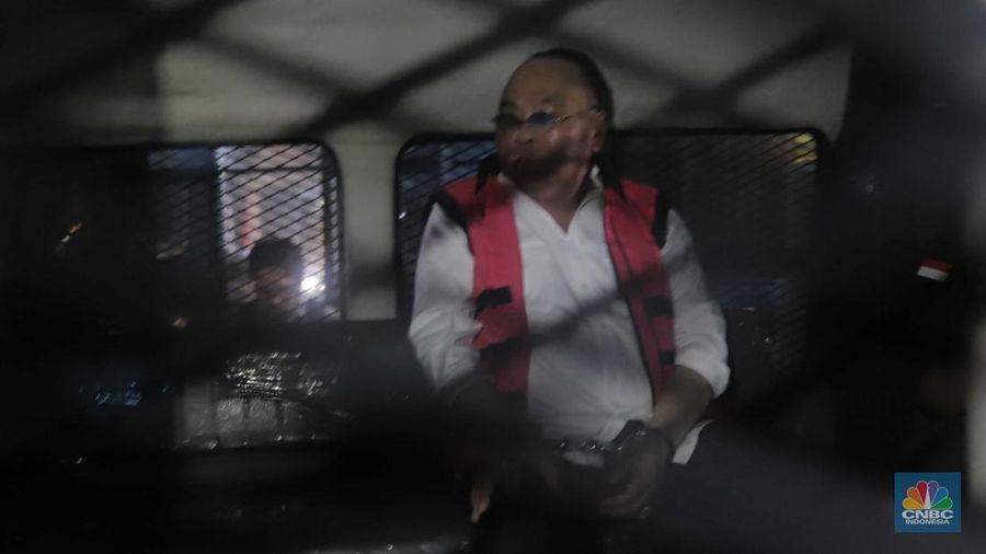 Anggota Komisi I DPR RI dari Fraksi PDIP Ismail Thomas menggunakan rompi pink usai ditetapkan sebagai tersangka kasus dugaan tindak pidana korupsi (Tipikor) pertambangan Sendawar Jaya di Kejagung, Jakarta, Selasa, (15/8). (CNBC Indonesia/Muhammad Sabki)