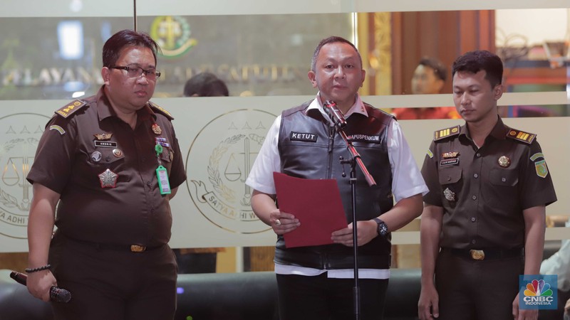 Anggota Komisi I DPR RI dari Fraksi PDIP Ismail Thomas menggunakan rompi pink usai ditetapkan sebagai tersangka kasus dugaan tindak pidana korupsi (Tipikor) pertambangan Sendawar Jaya di Kejagung, Jakarta, Selasa, (15/8). Anggota Komisi I DPR RI dari Fraksi PDIP Ismail Thomas menggunakan rompi pink usai ditetapkan sebagai tersangka kasus dugaan tindak pidana korupsi (Tipikor) pertambangan Sendawar Jaya di Kejagung, Jakarta, Selasa, (15/8). (CNBC Indonesia/Muhammad Sabki)