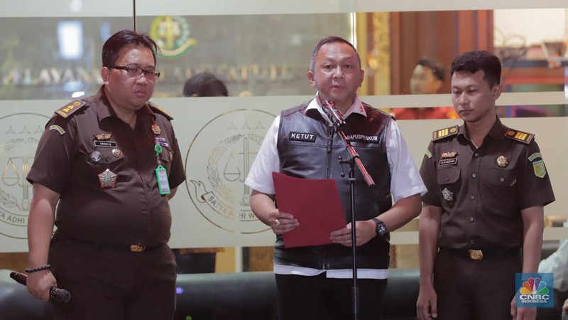 Anggota Komisi I DPR RI dari Fraksi PDIP Ismail Thomas menggunakan rompi pink usai ditetapkan sebagai tersangka kasus dugaan tindak pidana korupsi (Tipikor) pertambangan Sendawar Jaya di Kejagung, Jakarta, Selasa, (15/8). (CNBC Indonesia/Muhammad Sabki)