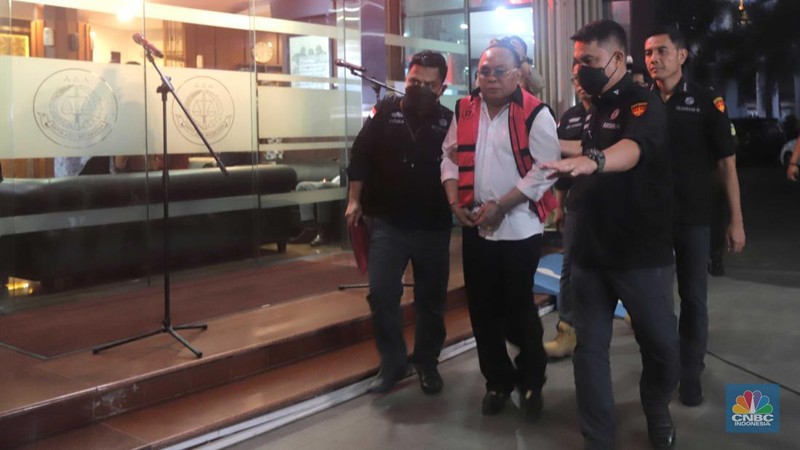 Anggota Komisi I DPR RI dari Fraksi PDIP Ismail Thomas menggunakan rompi pink usai ditetapkan sebagai tersangka kasus dugaan tindak pidana korupsi (Tipikor) pertambangan Sendawar Jaya di Kejagung, Jakarta, Selasa, (15/8). (CNBC Indonesia/Muhammad Sabki)