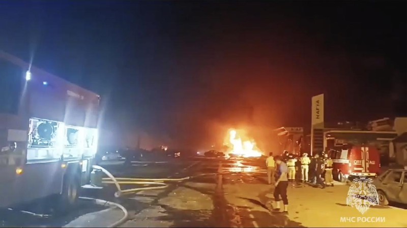 Tim penyelamat bekerja untuk memadamkan api di lokasi kecelakaan menyusul ledakan di sebuah pompa bensin di kota Makhachkala, Rusia, 14 Agustus 2023. (Russian Emergencies Ministry in the Republic of Dagestan/Handout via REUTERS)