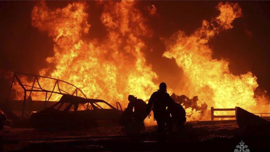 Tim penyelamat bekerja untuk memadamkan api di lokasi kecelakaan menyusul ledakan di sebuah pompa bensin di kota Makhachkala, Rusia, 14 Agustus 2023. (Russian Emergencies Ministry in the Republic of Dagestan/Handout via REUTERS)
