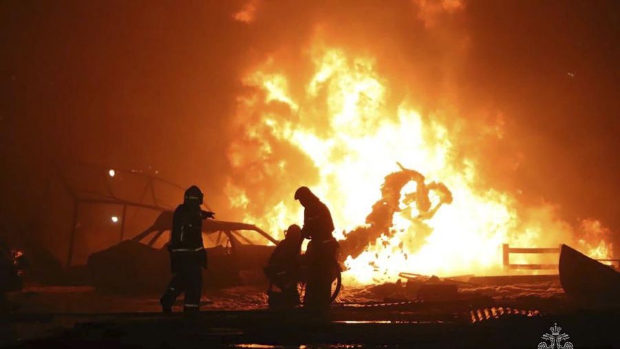 Tim penyelamat bekerja untuk memadamkan api di lokasi kecelakaan menyusul ledakan di sebuah pompa bensin di kota Makhachkala, Rusia, 14 Agustus 2023. (Russian Emergencies Ministry in the Republic of Dagestan/Handout via REUTERS)