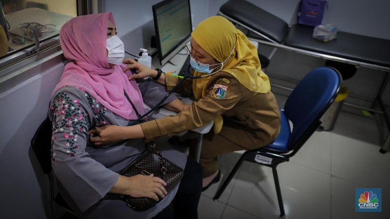 Dokter melakukan pemeriksaan kesehatan terhadap pasien bergejala Infeksi Saluran Pernapasan Akut (ISPA) di Puskesmas Kecamatan Mampang Prapatan, Jakarta Selatan, Selasa (15/8/2023). Tingginya angka polusi udara di Jakarta belakangan ini menyebabkan jumlah warga yang terinfeksi penyakit ISPA meningkat. (CNBC Indonesia/Faisal Rahman) Dokter melakukan pemeriksaan kesehatan terhadap pasien bergejala Infeksi Saluran Pernapasan Akut (ISPA) di Puskesmas Kecamatan Mampang Prapatan, Jakarta Selatan, Selasa (15/8/2023). Tingginya angka polusi udara di Jakarta belakangan ini menyebabkan jumlah warga yang terinfeksi penyakit ISPA meningkat. (CNBC Indonesia/Faisal Rahman)