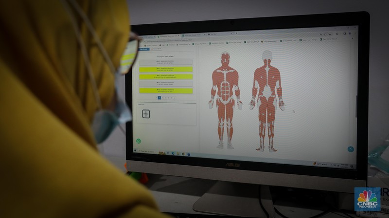 Dokter melakukan pemeriksaan kesehatan terhadap pasien bergejala Infeksi Saluran Pernapasan Akut (ISPA) di Puskesmas Kecamatan Mampang Prapatan, Jakarta Selatan, Selasa (15/8/2023). Tingginya angka polusi udara di Jakarta belakangan ini menyebabkan jumlah warga yang terinfeksi penyakit ISPA meningkat. (CNBC Indonesia/Faisal Rahman) Dokter melakukan pemeriksaan kesehatan terhadap pasien bergejala Infeksi Saluran Pernapasan Akut (ISPA) di Puskesmas Kecamatan Mampang Prapatan, Jakarta Selatan, Selasa (15/8/2023). Tingginya angka polusi udara di Jakarta belakangan ini menyebabkan jumlah warga yang terinfeksi penyakit ISPA meningkat. (CNBC Indonesia/Faisal Rahman)