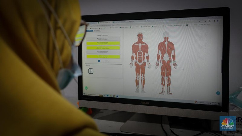 Dokter melakukan pemeriksaan kesehatan terhadap pasien bergejala Infeksi Saluran Pernapasan Akut (ISPA) di Puskesmas Kecamatan Mampang Prapatan, Jakarta Selatan, Selasa (15/8/2023). Tingginya angka polusi udara di Jakarta belakangan ini menyebabkan jumlah warga yang terinfeksi penyakit ISPA meningkat. (CNBC Indonesia/Faisal Rahman)