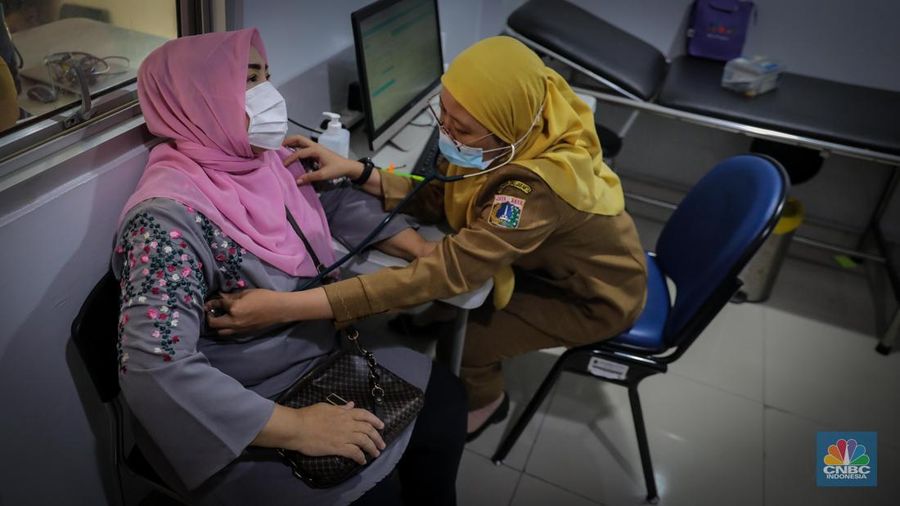 Dokter melakukan pemeriksaan kesehatan terhadap pasien bergejala Infeksi Saluran Pernapasan Akut (ISPA) di Puskesmas Kecamatan Mampang Prapatan, Jakarta Selatan, Selasa (15/8/2023). Tingginya angka polusi udara di Jakarta belakangan ini menyebabkan jumlah warga yang terinfeksi penyakit ISPA meningkat. (վ/Faisal Rahman)