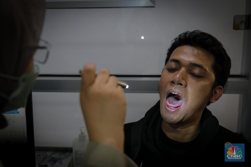 Dokter melakukan pemeriksaan kesehatan terhadap pasien bergejala Infeksi Saluran Pernapasan Akut (ISPA) di Puskesmas Kecamatan Mampang Prapatan, Jakarta Selatan, Selasa (15/8/2023). Tingginya angka polusi udara di Jakarta belakangan ini menyebabkan jumlah warga yang terinfeksi penyakit ISPA meningkat. (CNBC Indonesia/Faisal Rahman) Dokter melakukan pemeriksaan kesehatan terhadap pasien bergejala Infeksi Saluran Pernapasan Akut (ISPA) di Puskesmas Kecamatan Mampang Prapatan, Jakarta Selatan, Selasa (15/8/2023). Tingginya angka polusi udara di Jakarta belakangan ini menyebabkan jumlah warga yang terinfeksi penyakit ISPA meningkat. (CNBC Indonesia/Faisal Rahman)