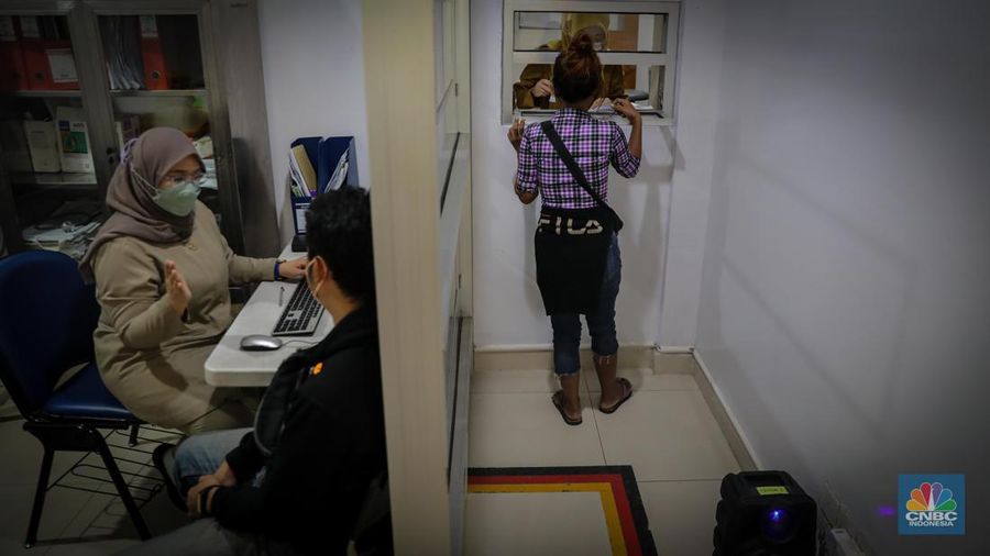 Dokter melakukan pemeriksaan kesehatan terhadap pasien bergejala Infeksi Saluran Pernapasan Akut (ISPA) di Puskesmas Kecamatan Mampang Prapatan, Jakarta Selatan, Selasa (15/8/2023). Tingginya angka polusi udara di Jakarta belakangan ini menyebabkan jumlah warga yang terinfeksi penyakit ISPA meningkat. (CNBC Indonesia/Faisal Rahman)