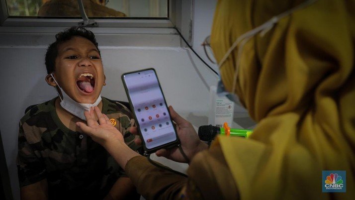 Dokter melakukan pemeriksaan kesehatan terhadap pasien bergejala Infeksi Saluran Pernapasan Akut (ISPA) di Puskesmas Kecamatan Mampang Prapatan, Jakarta Selatan, Selasa (15/8/2023). Tingginya angka polusi udara di Jakarta belakangan ini menyebabkan j