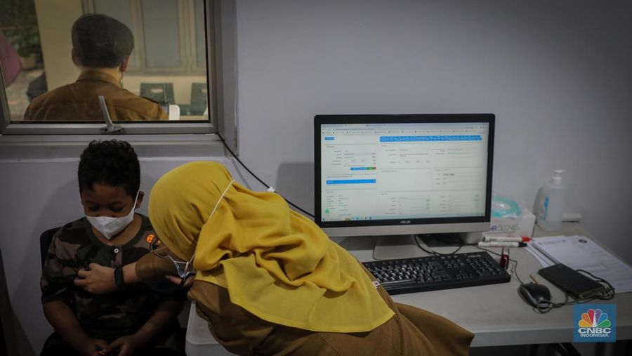 Dokter melakukan pemeriksaan kesehatan terhadap pasien bergejala Infeksi Saluran Pernapasan Akut (ISPA) di Puskesmas Kecamatan Mampang Prapatan, Jakarta Selatan, Selasa (15/8/2023). Tingginya angka polusi udara di Jakarta belakangan ini menyebabkan jumlah warga yang terinfeksi penyakit ISPA meningkat. (վ/Faisal Rahman)