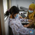 Dokter melakukan pemeriksaan kesehatan terhadap pasien bergejala Infeksi Saluran Pernapasan Akut (ISPA) di Puskesmas Kecamatan Mampang Prapatan, Jakarta Selatan, Selasa (15/8/2023). Tingginya angka polusi udara di Jakarta belakangan ini menyebabkan j