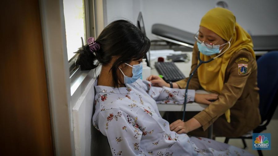 Dokter melakukan pemeriksaan kesehatan terhadap pasien bergejala Infeksi Saluran Pernapasan Akut (ISPA) di Puskesmas Kecamatan Mampang Prapatan, Jakarta Selatan, Selasa (15/8/2023). Tingginya angka polusi udara di Jakarta belakangan ini menyebabkan j